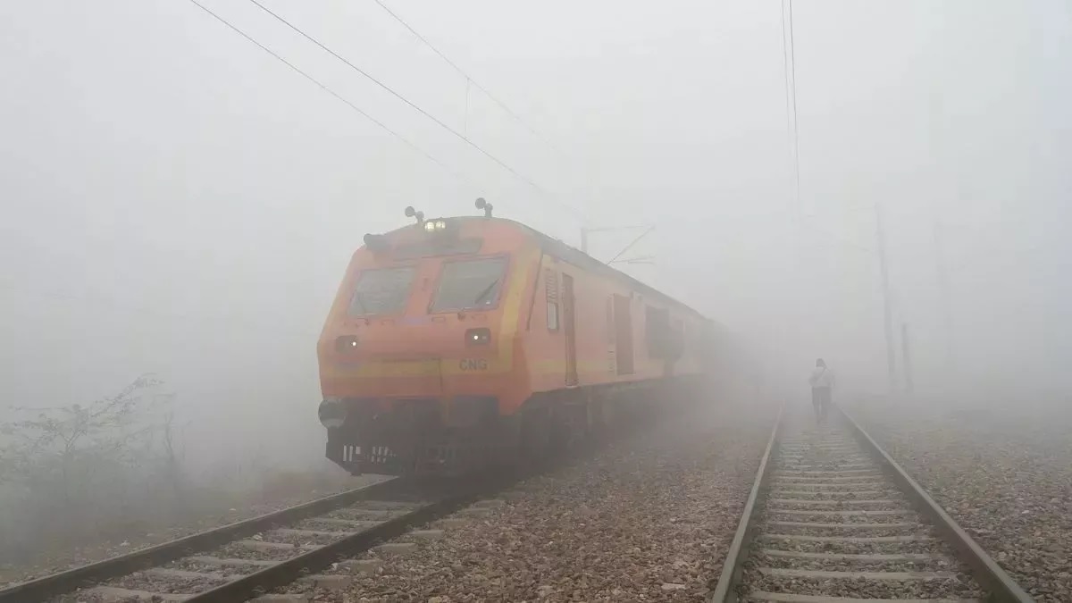 varanasi news many trains delayed from varanasi to delhi because fog2