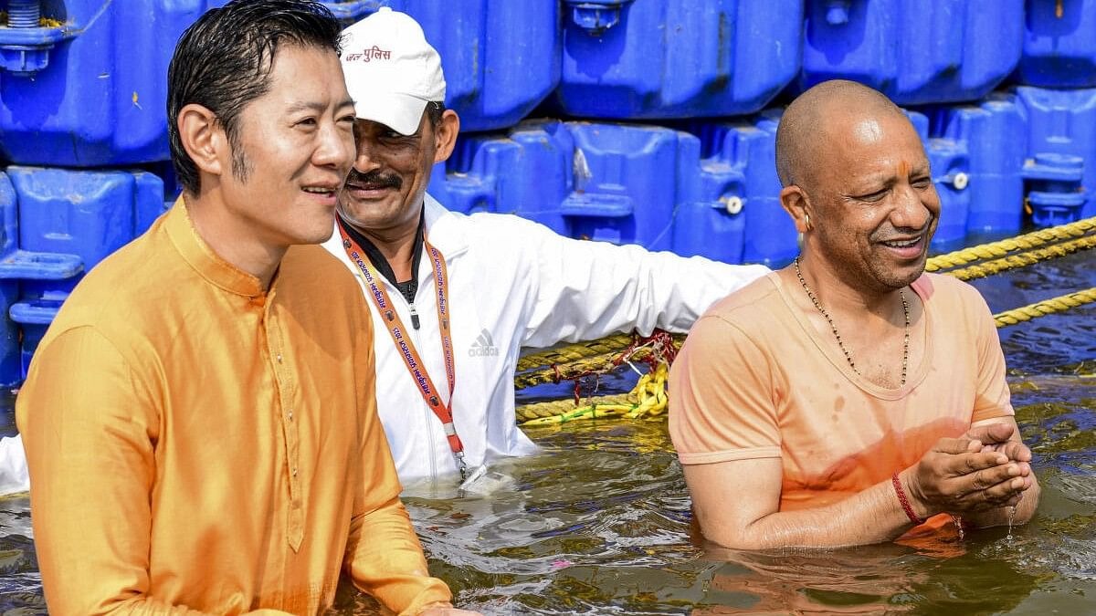 bhutan king jigme khesar namgyal wangchuk reached maha kumbh prayagraj with cm yogi adityanath1