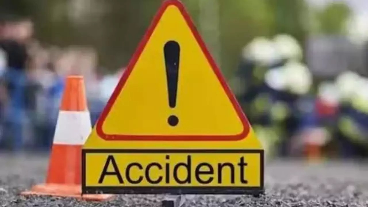 buxar accident news devotees returning to mahakumbh car collided with a pillar five injured2