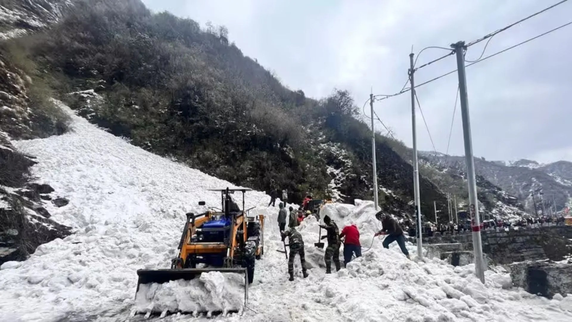 chamoli avalanche hits uttarakhands mana pass 57 workers feared trapped