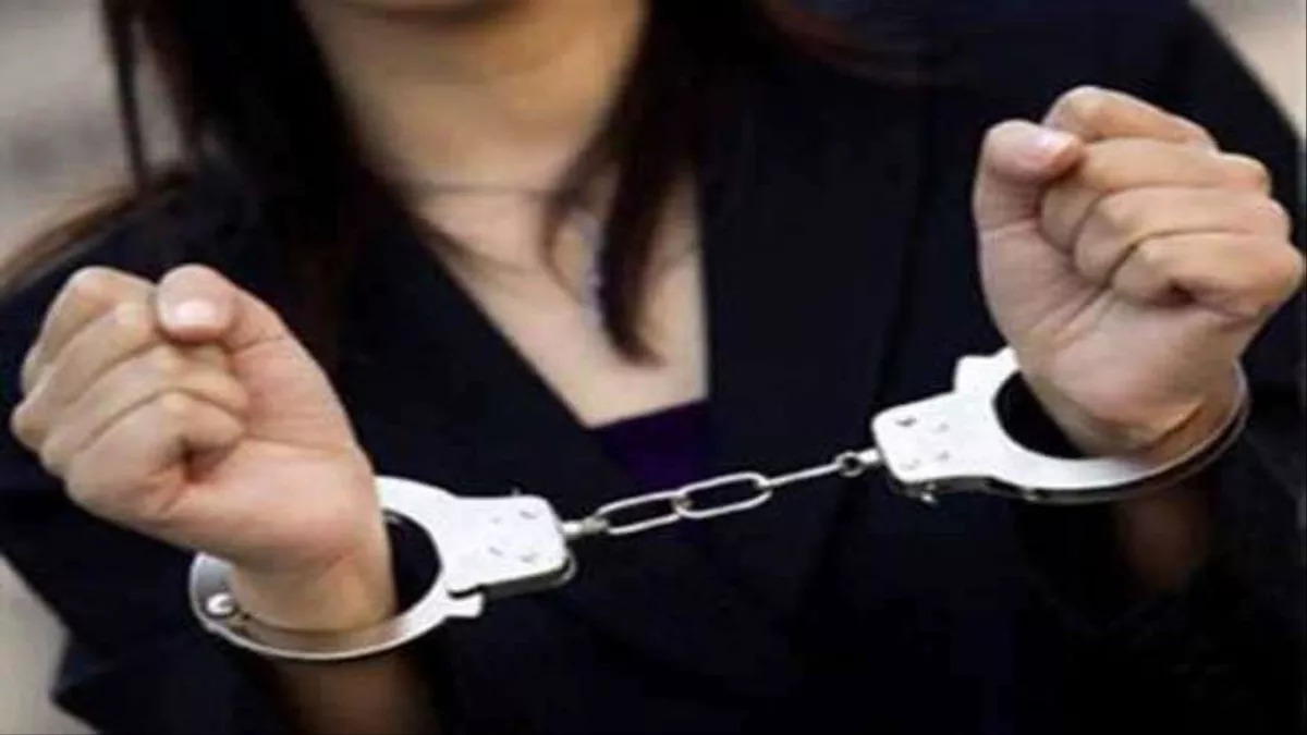 delhi police arrested woman smuggler with 100 grams heroin