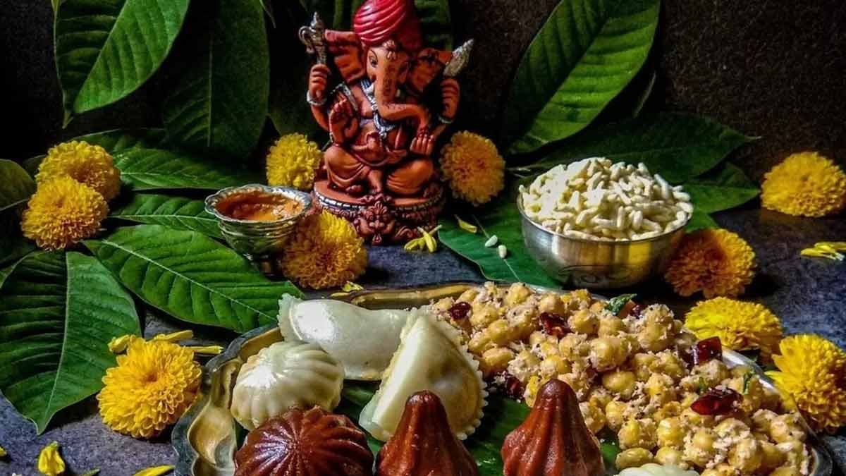 dwijapriya sankashti chaturthi 2025 bhog list bhagwan ganesh ji ko kya bhog lagana chahiye1