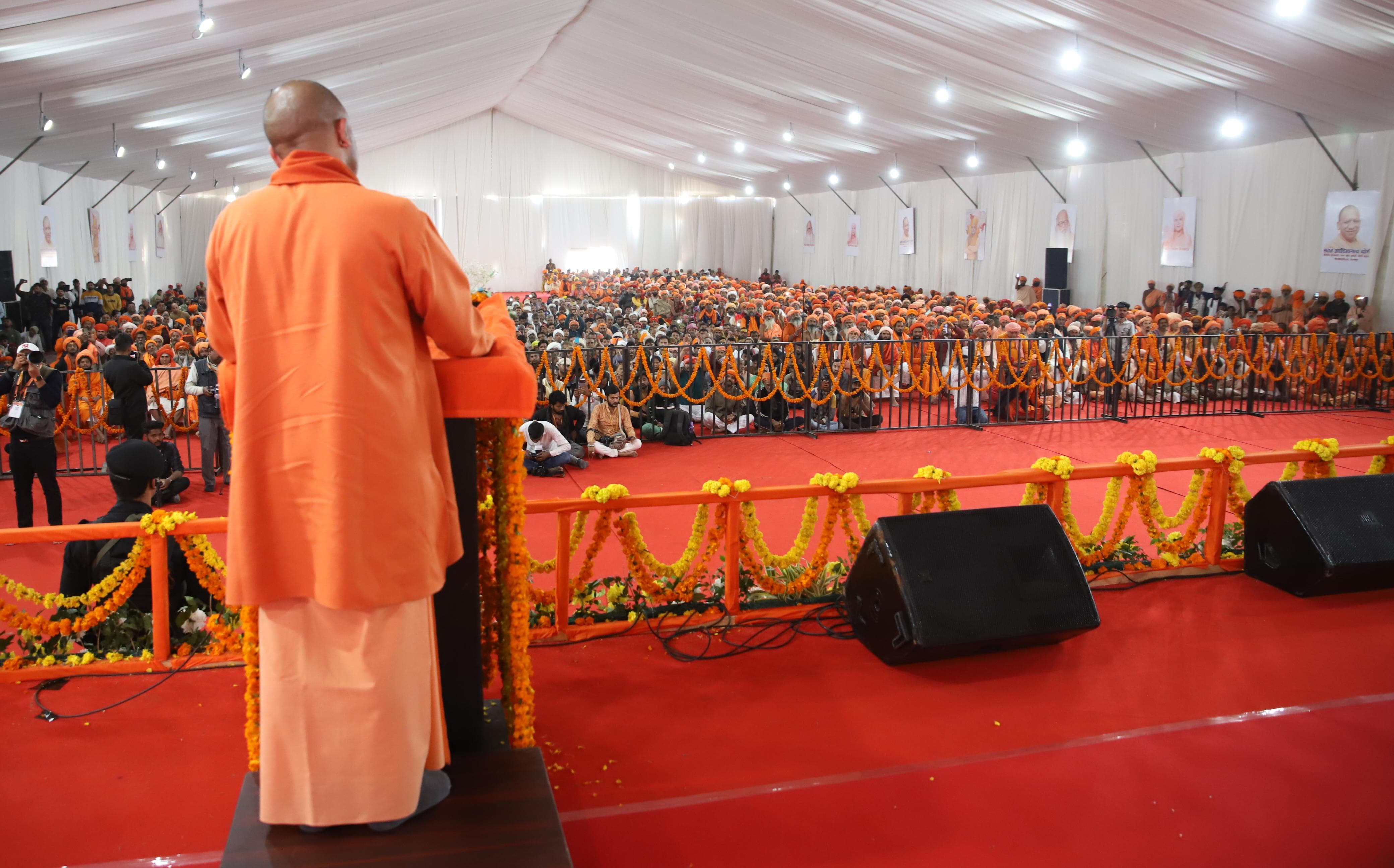 foreign guests reached prayagraj to take bath in maha kumbh sangam1