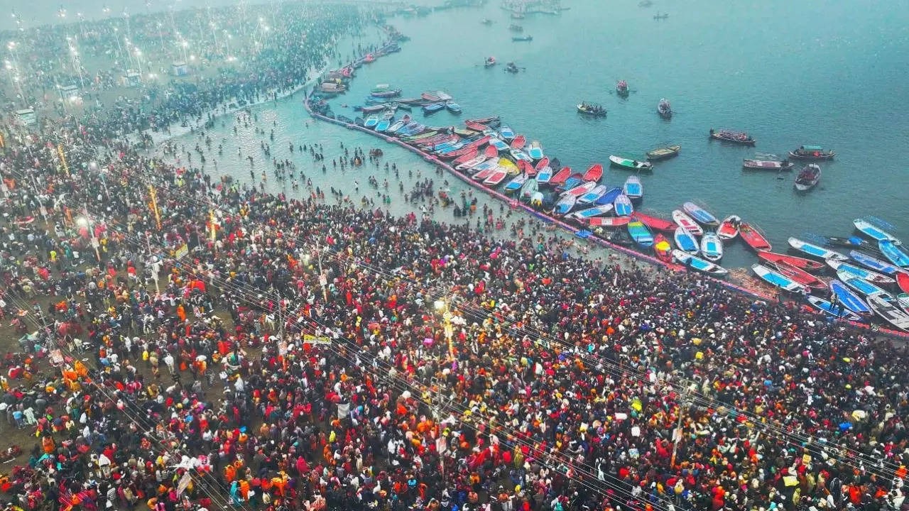 foreign guests reached prayagraj to take bath in maha kumbh sangam2