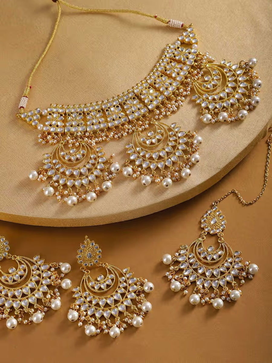 golden kundan jewellery designs with dark colour saree1