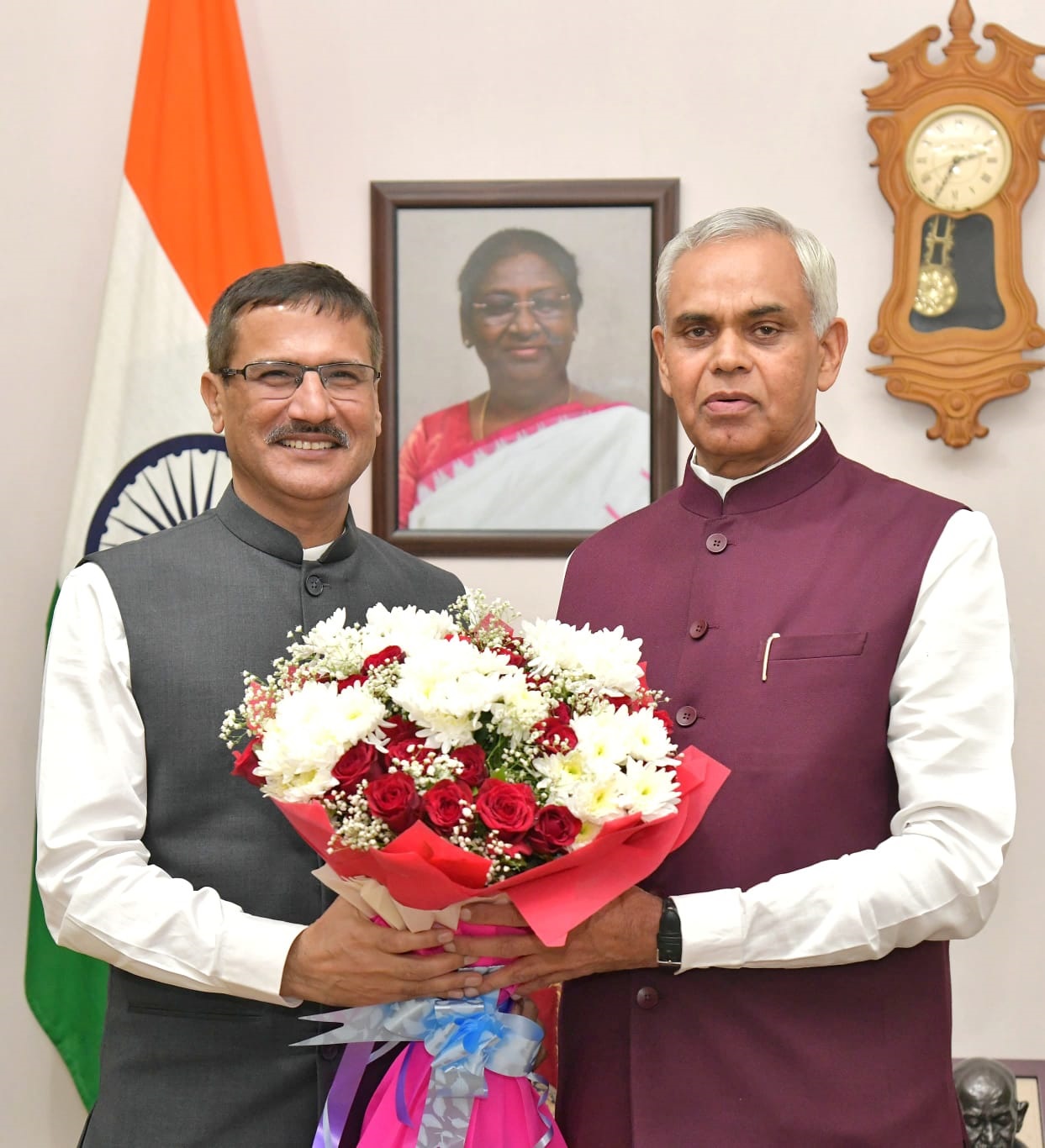 governor acharya devvratji congratulated chief secretary pankaj joshi1