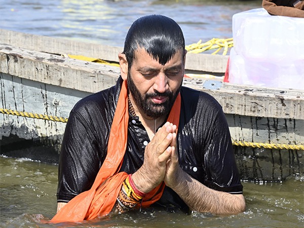 haryana cm nayab singh saini took dip in maha kumbh 2025 with family praised yogi adityanath up government1