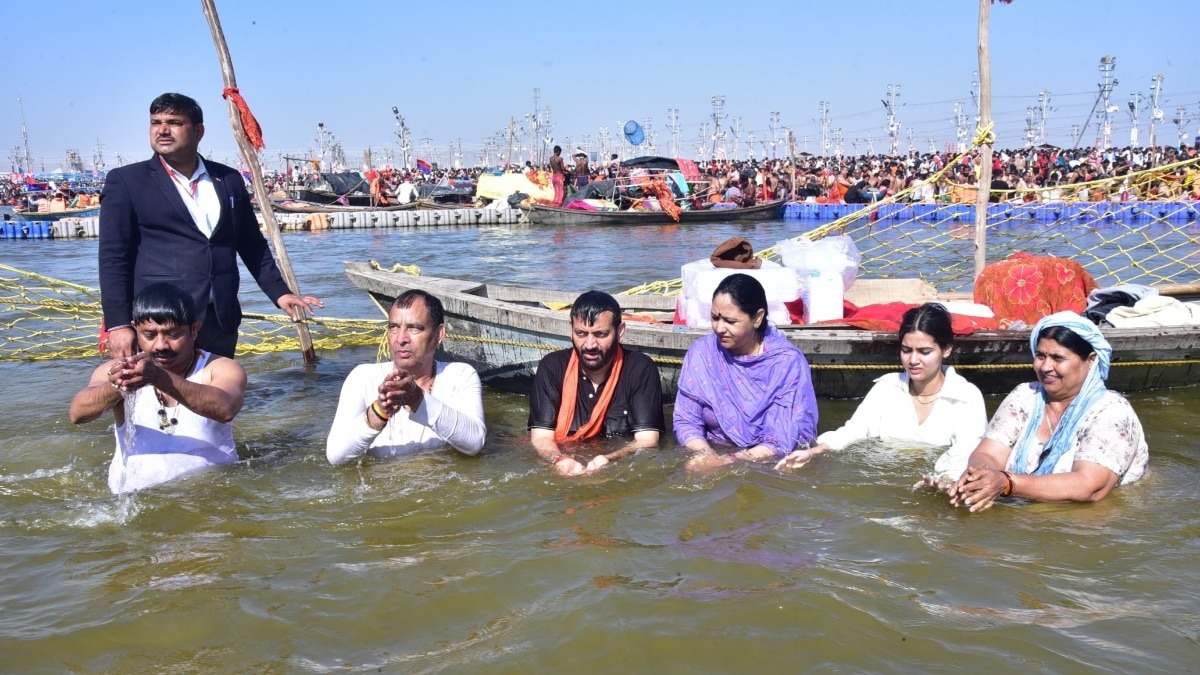 haryana cm nayab singh saini took dip in maha kumbh 2025 with family praised yogi adityanath up government2