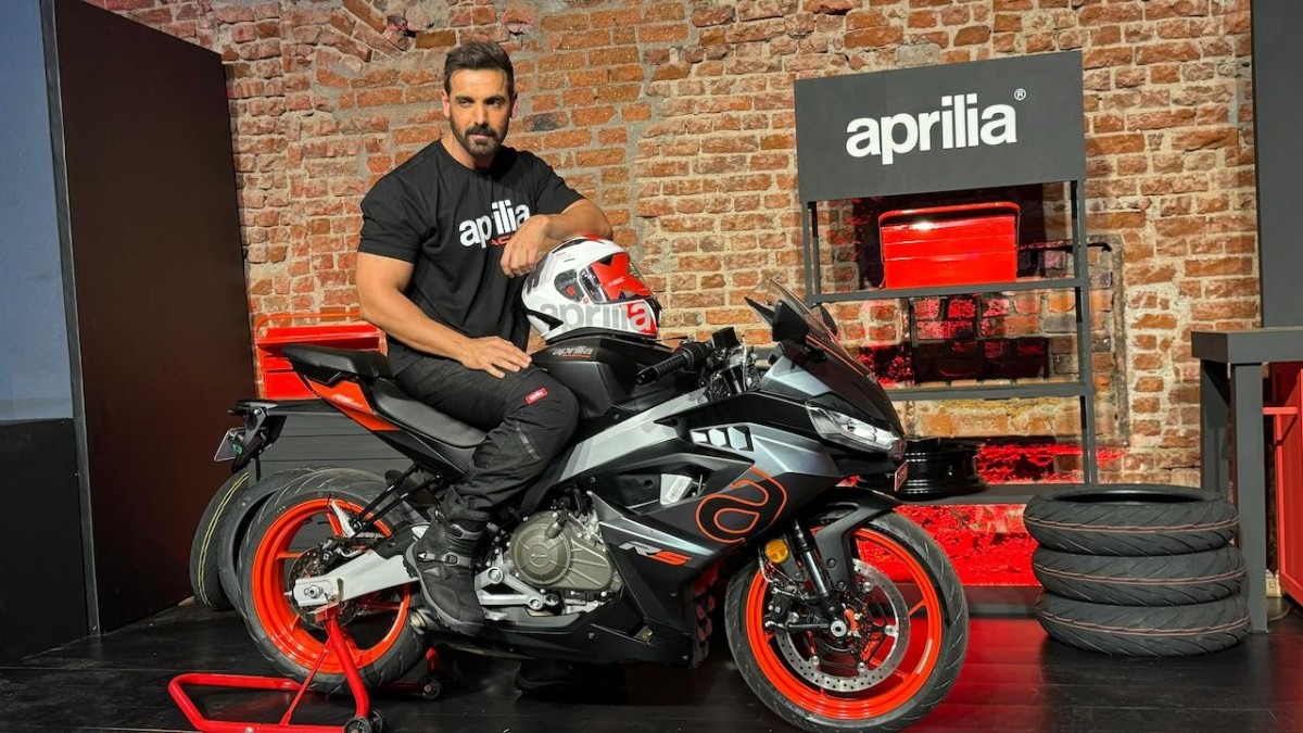 john abraham launches aprilia tuono 457 engine specs and features revealed2