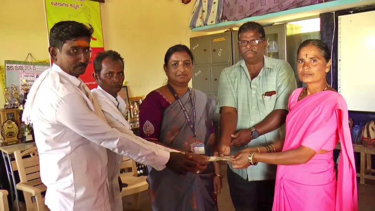 karnataka haveri asha worker donated mahalakshmi yojana money to government school1