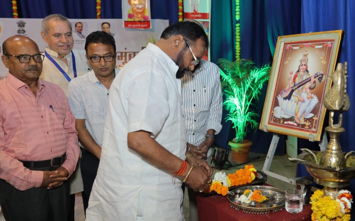 maharashtra state hindi sahitya academy successfully organized a one day literary seminar on the social consciousness of saint poets in akola2