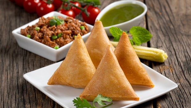 make crispy market like samosas at home the recipe is so easy that everyone can try it1