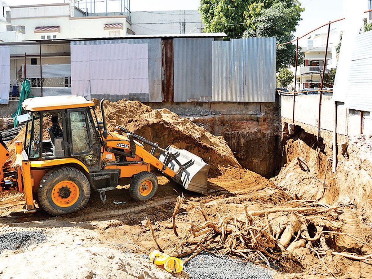 odhav two workers buried due to soil collapse at the site of an under construction building one dead