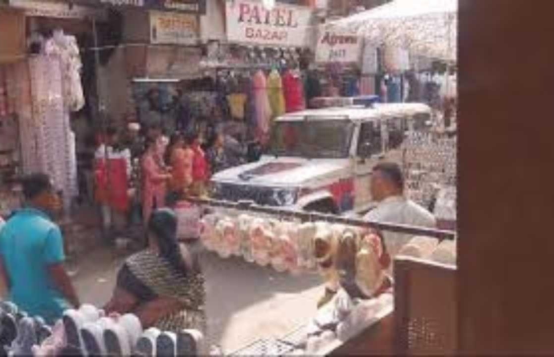 police pcr van stuck in surat chauta bazaar1