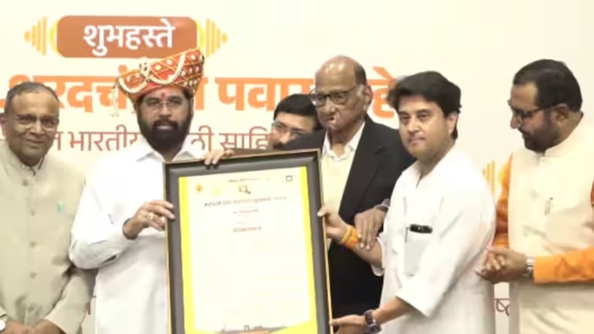 shiv sena ubt leader sanjay raut reaction on eknath shinde receiving award from sharad pawar2