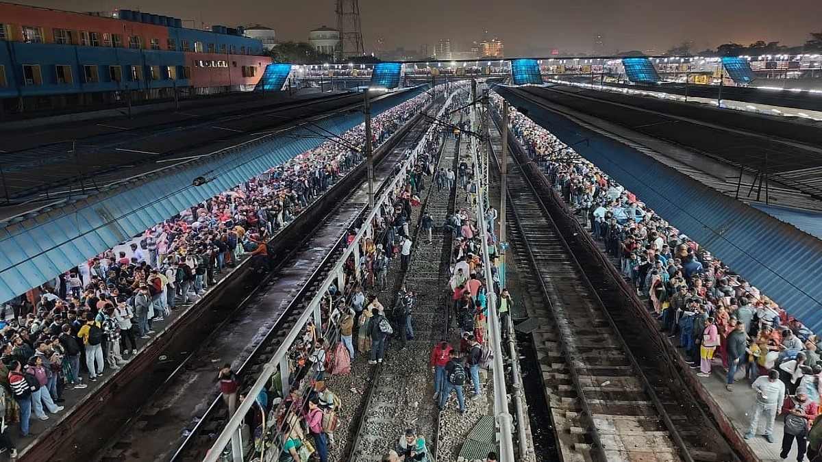 stampede broke out at new delhi railway station know what are the ways to stop stampede at railway station1