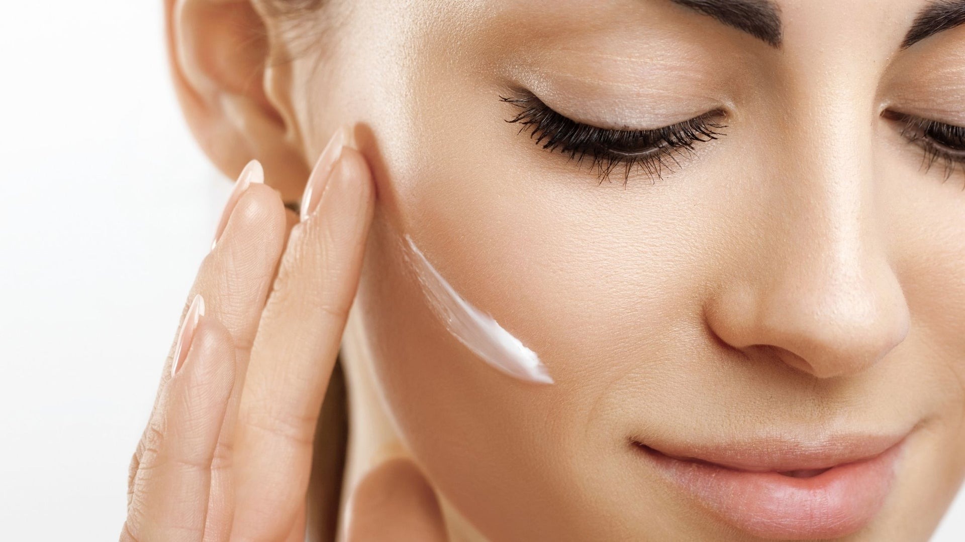 what is the right way to apply moisturizer on the face