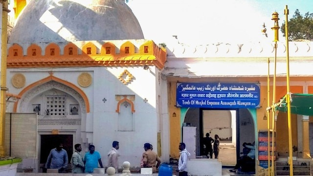 aurangzeb tomb row after warning of kar seva asi put tin shed and barbed wire on aurangzeb grave in khuldabad1