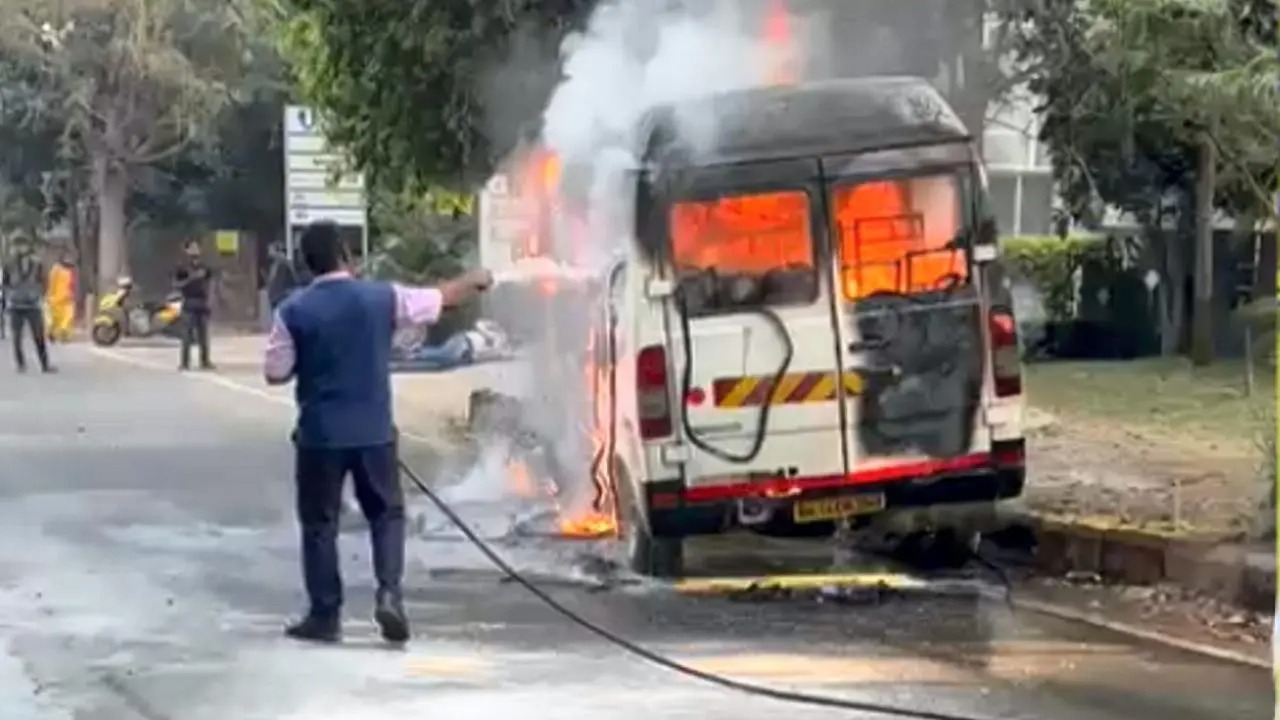 driver who set fire in employees mini bus was angry due to salary cut says police2