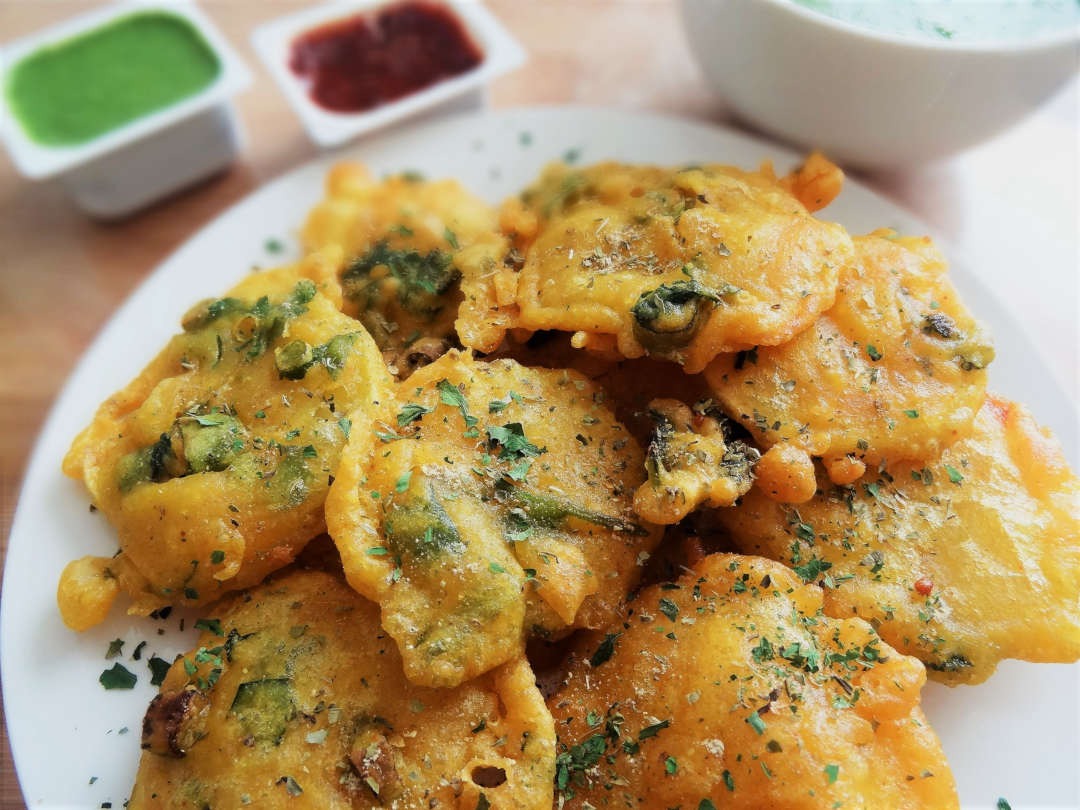 easy way to make aaloo ke pakore at home1