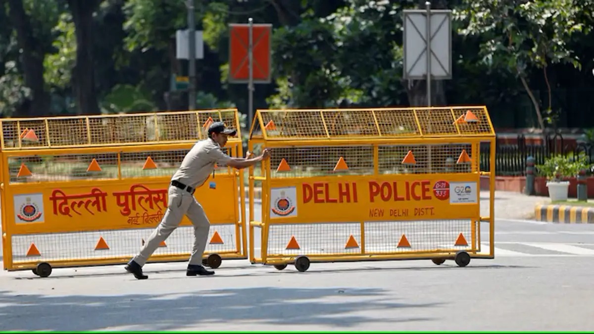 holi celebrations on streets delhi police issuing challans delhi police1