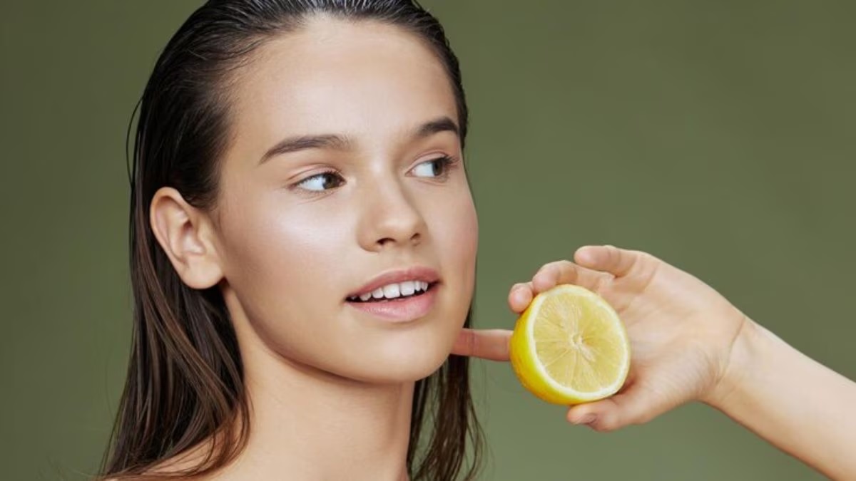 lemon for skin care chehre par nimbu lagane ke fayde or nuksan2