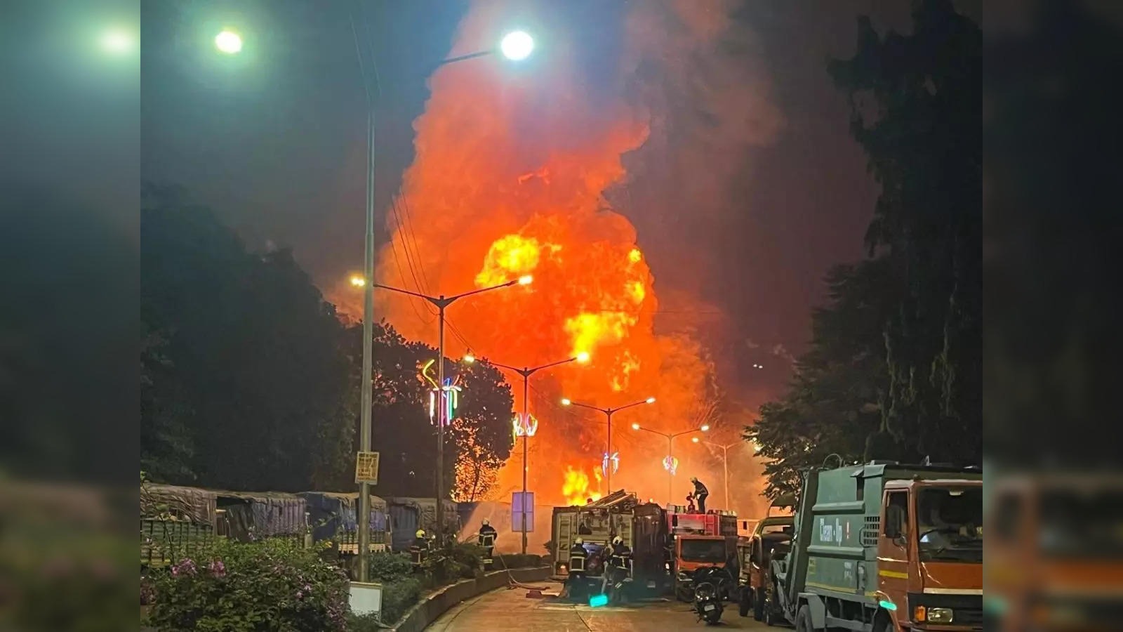 maharashtra fire broke out in cylinder vehicle in dharavi mumbai