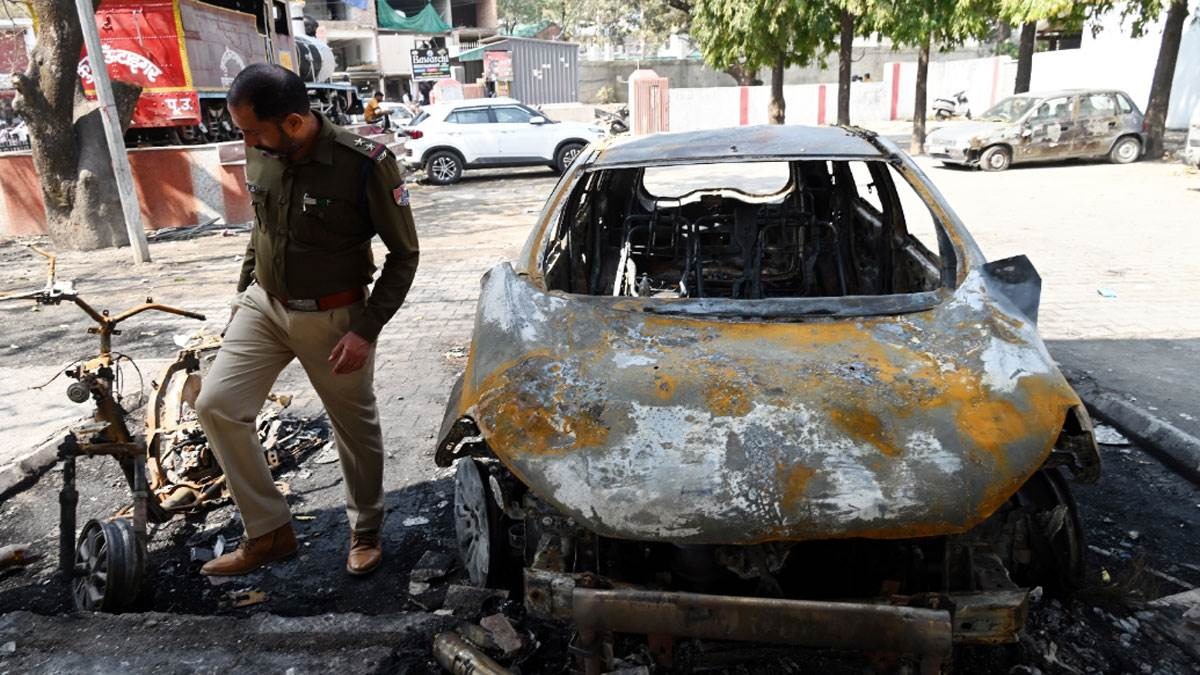 nainital haldwani miscreants set vehicles ablaze attempt to burn train engine2