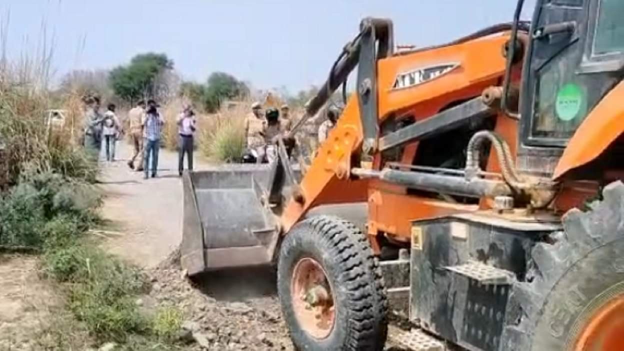 prayagraj bulldozer ran on 25 bigha illegal plotting of mafia atiq ahmed close associates action will be taken again