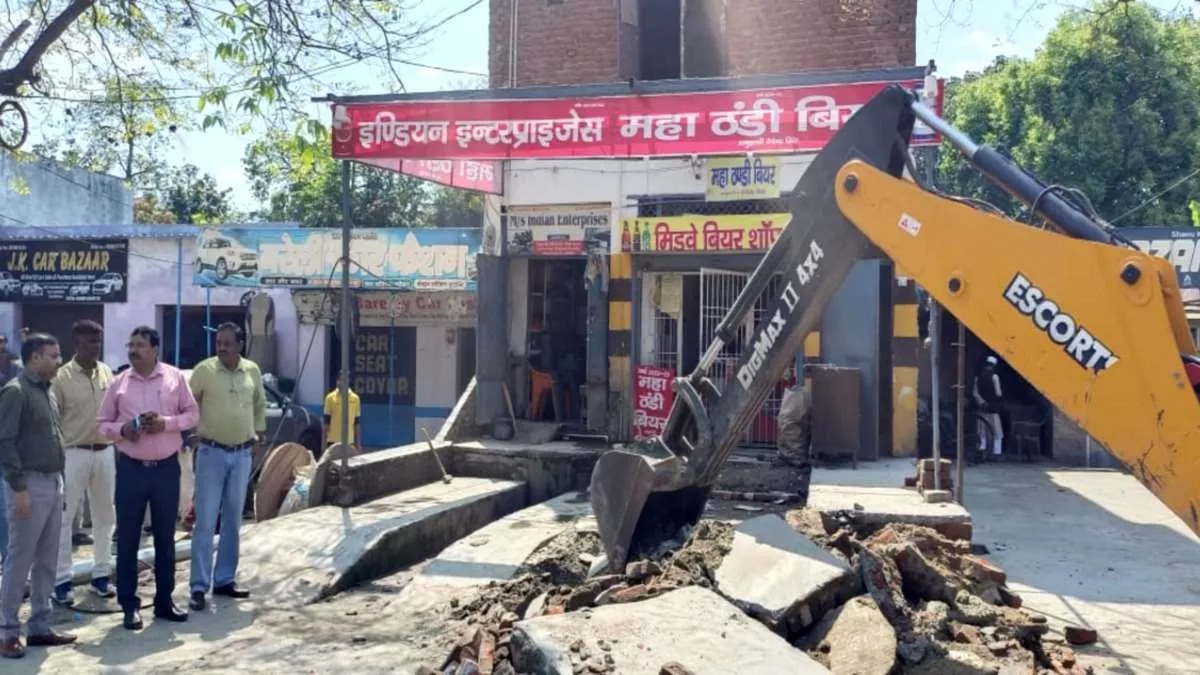 rampur bulldozer action in rampur district shahbad road encroachments removed