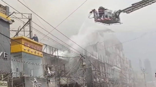 shaheen bagh fire breaks out at a footwear showroom in delhi2