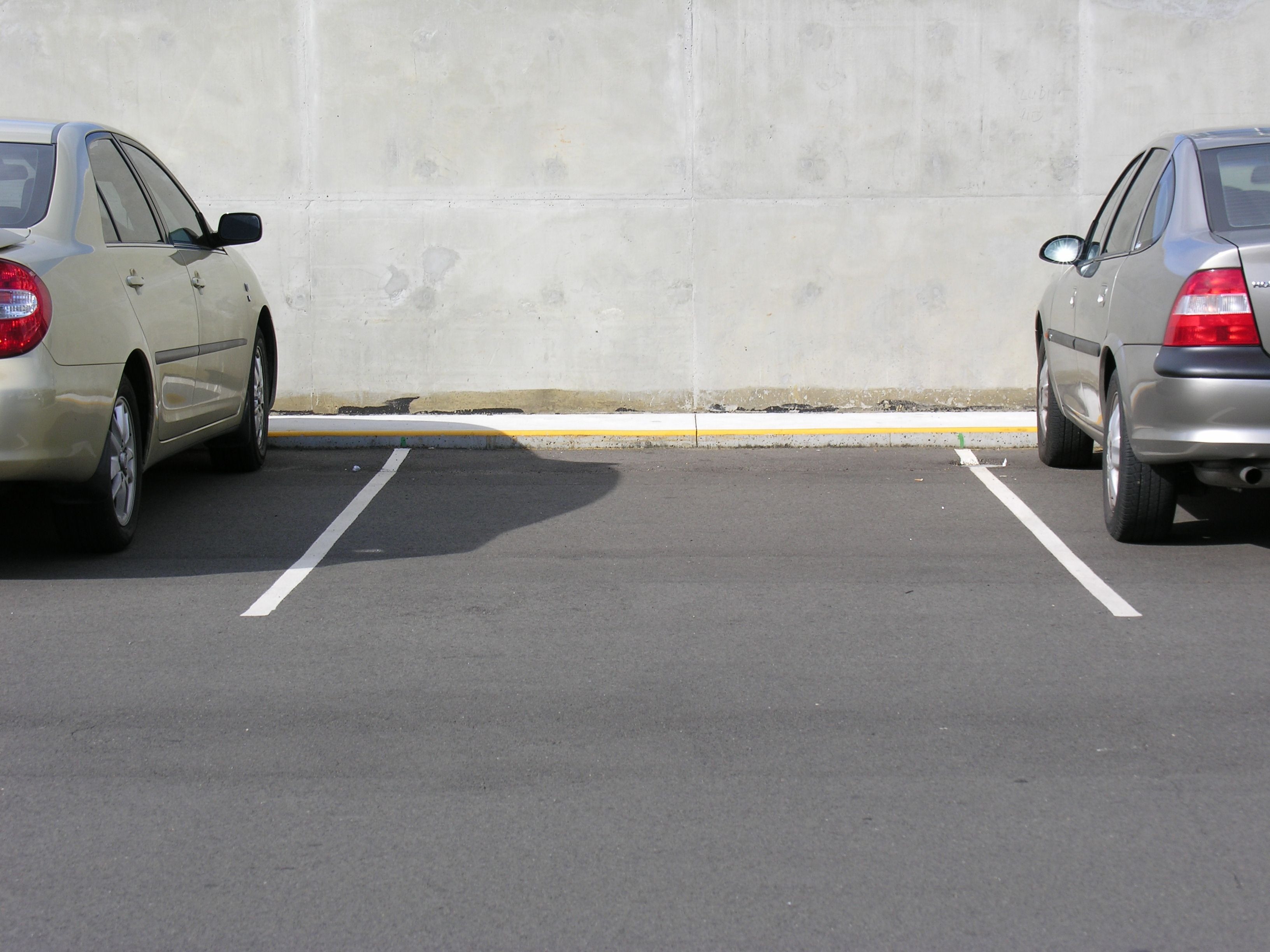 trouble parking your car learn how to park without damage in tight spaces