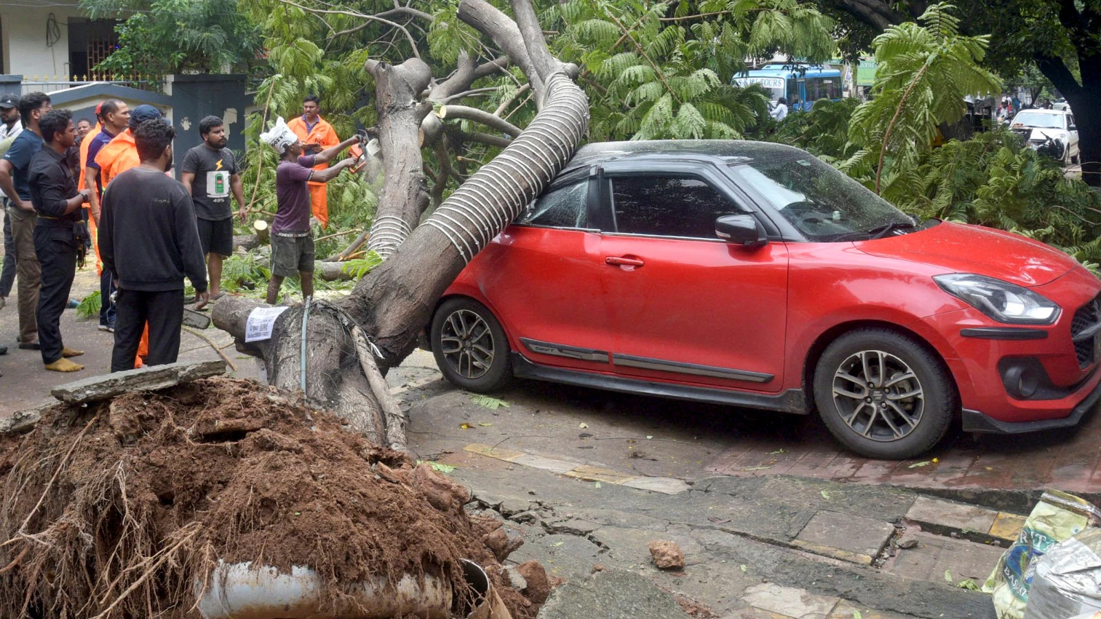 વાવાઝોડું ‘મોન્થા’ આંધ્ર-ઓડિશામાં: ૩૮,૦૦૦ હેક્ટર પાક નષ્ટ, લાખો લોકો ખસેડાયા Cyclone Montha in Andhra Odisha 38000 hectares of crops destroyed lakhs of people evacuated