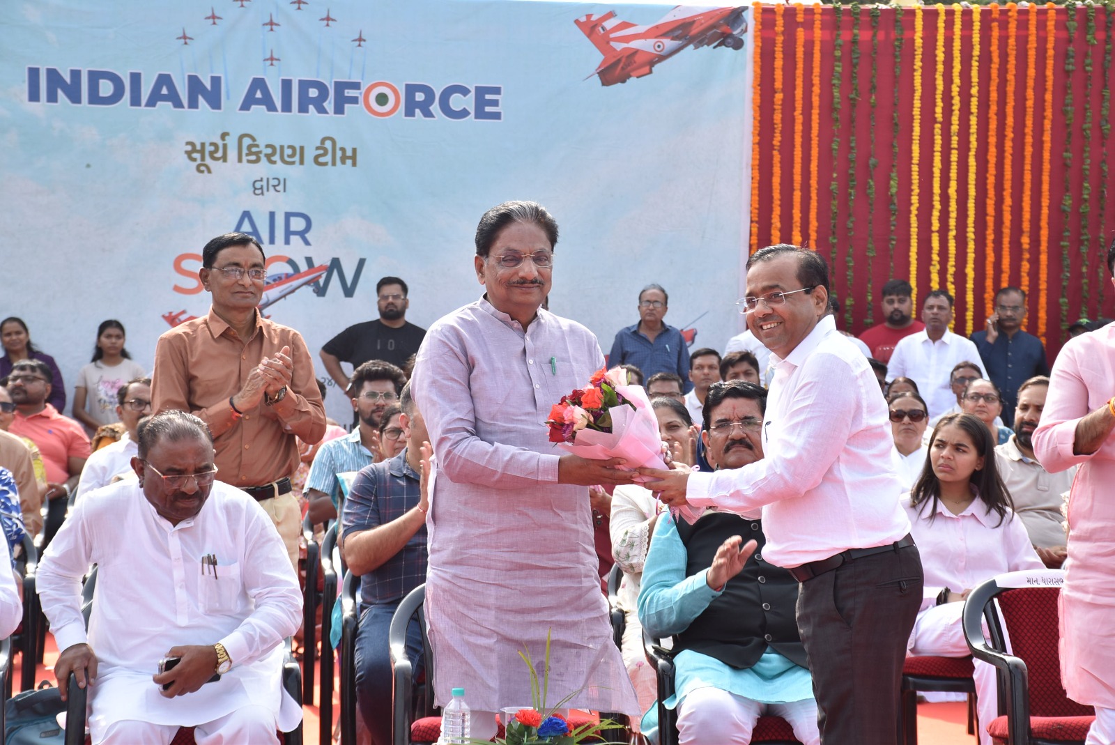 મહેસાણા ખાતે ભારતીય વાયુસેનાની 'સૂર્યકિરણ એરોબેટિક ટીમ' (SKAT) દ્વારા રાષ્ટ્રપ્રેમનો શૌર્યપૂર્ણ એર શો યોજાયો 1 WhatsApp Image 2025 10 24 at 1.51.39 PM 1