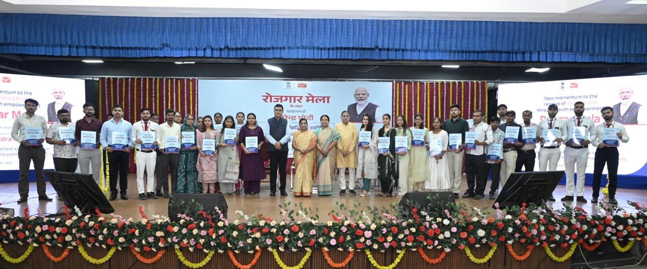 અમદાવાદ સહિત દેશના 40 સ્થળોએ રોજગાર મેળાનું આયોજન, નવી નિમણૂક મેળવનાર યુવાનોએ પ્રધાનમંત્રી શ્રી નરેન્દ્ર મોદીનો માન્યો આભાર 3 WhatsApp Image 2025 10 24 at 4.20.20 PM