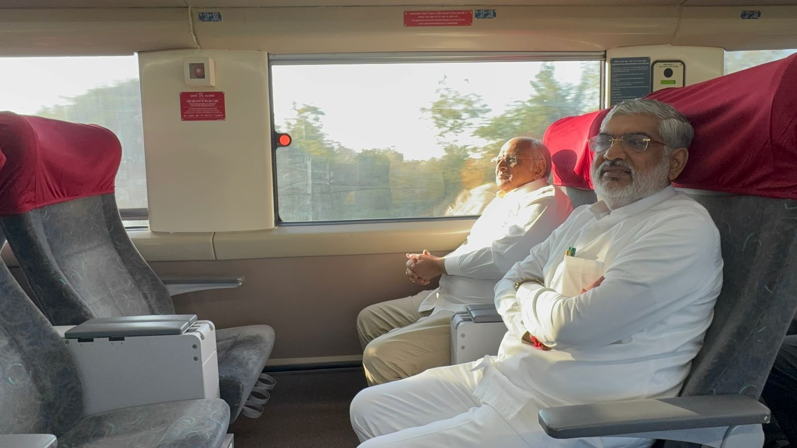 CM ભૂપેન્દ્ર પટેલનું વંદે ભારત પ્રવાસ: આધુનિક સુવિધાઓ અને ઝડપી યાત્રાનો firsthand અનુભવ CM Bhupendra Patels Vande Bharat tour Firsthand experience of modern facilities and fast travel