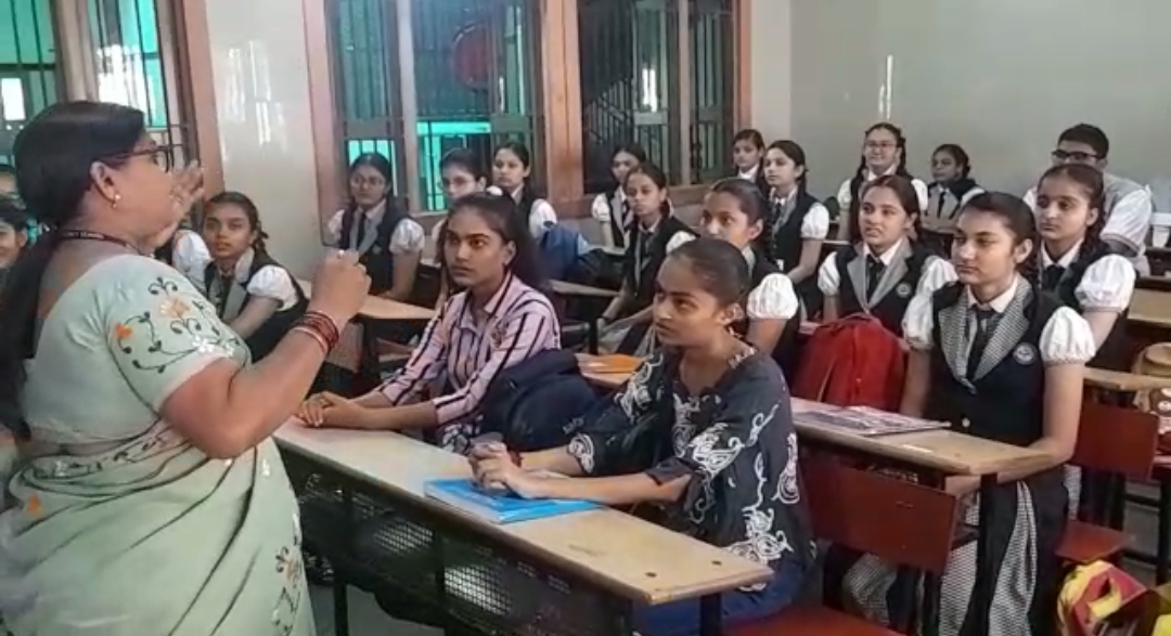 સુરતમાં શાળાનું નવું સત્ર ધીમું: દિવાળી વેકેશન બાદ બંને પાળીમાં ગણ્યા ગાઠ્યા વિદ્યાર્થીઓ હાજર New school session slow in Surat Few students present in both shifts after Diwali vacation