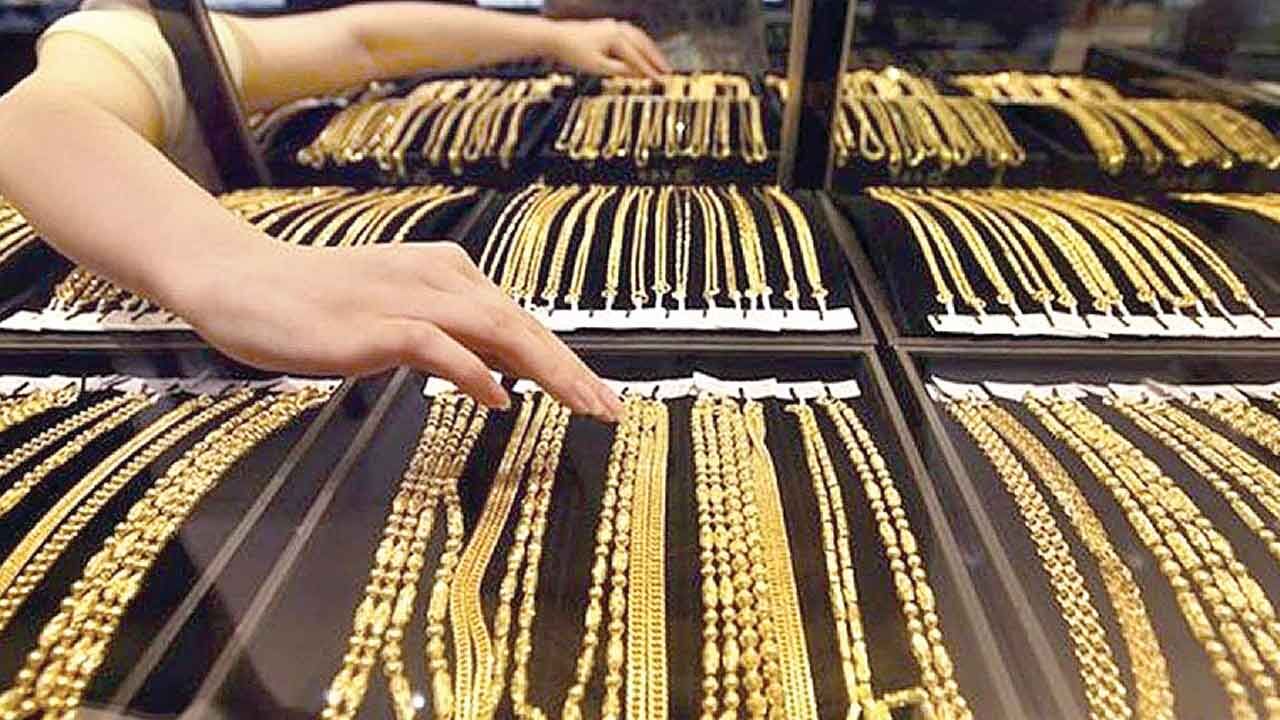 Theft in a jewellery shop in Vadodara A thief posing as a customer absconded with a gold ring worth ₹75000