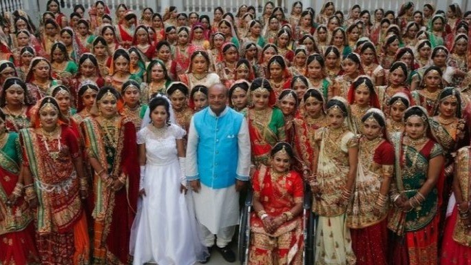 સામાજિક સમરસતાનું અનોખું ઉદાહરણ: મહેશ સવાણીએ 133 પિતા વિહોણી દીકરીઓને આપ્યું નવું જીવન A unique example of social harmony Mahesh Savani gave new life to 133 fatherless daughters