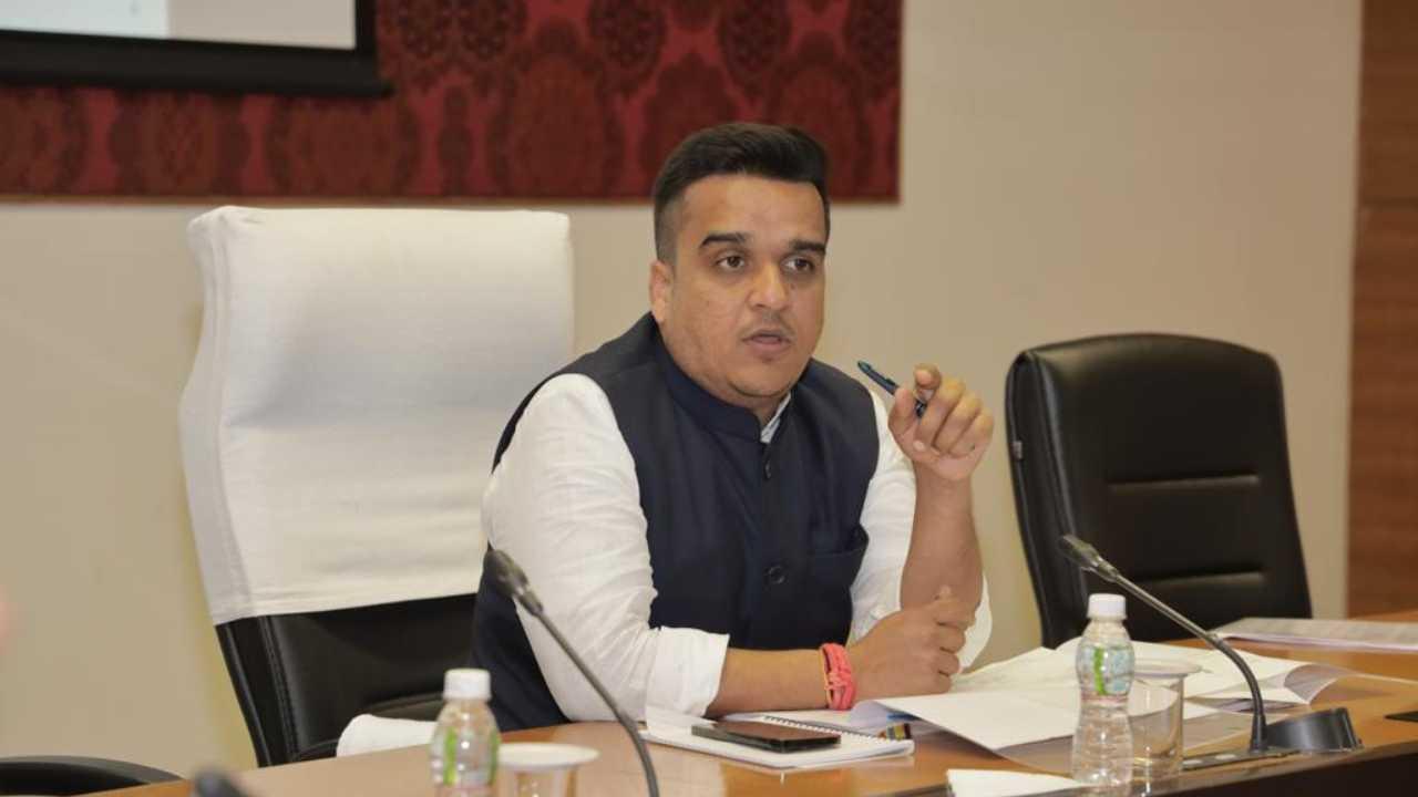 હર્ષ સંઘવીની સુરતી પોંક પાર્ટી, મિત્રો અને કાર્યકર્તાઓ સાથે માણી શિયાળાની મજા Harsh Sanghvis Surti Ponk Party enjoying winter fun with friends and activists