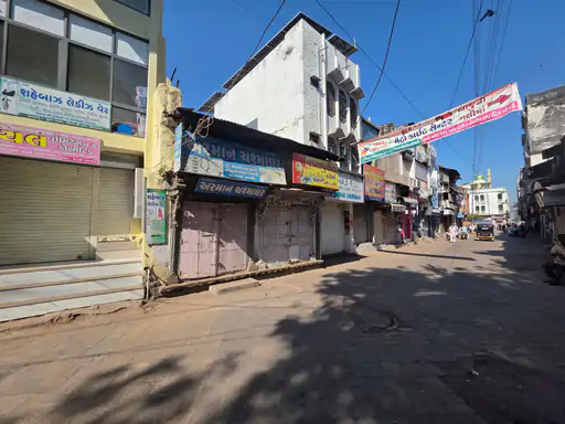 Himmatnagar city shut down property owners of 11 villages protest demanding cancellation of HUDA