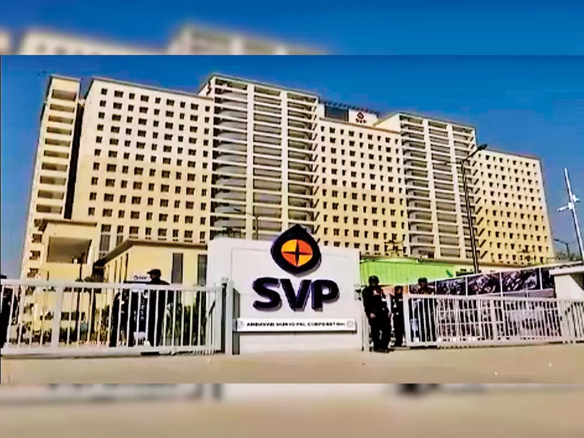 SVP હોસ્પિટલમાં ICU બેદરકારી: વૃદ્ધ દર્દીના હાથમાંથી લોહી વહી ગયું, પરિવારની પોલીસ ફરિયાદ ICU negligence at SVP Hospital Blood flowed from elderly patients hand family files police complaint