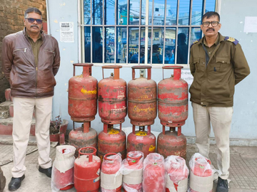 Illegal gas refilling scam busted in Vithalapur 108 cylinders and ₹1.35 lakh seized one arrested