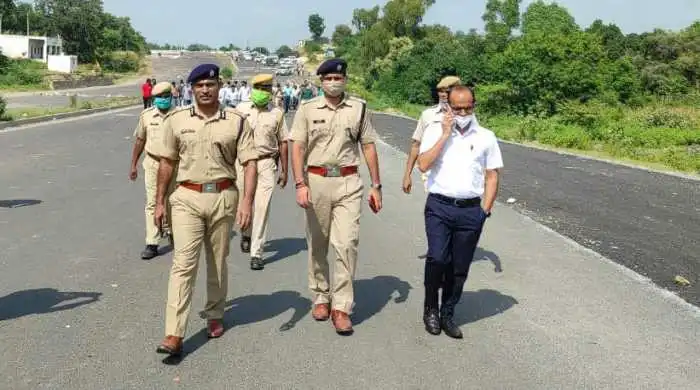 છોટા ઉદેપુરમાં ઝંડા-માણેકચોક માર્ગ ખુલ્લો કરાયો, નગરપાલિકા-પોલીસે દબાણ હટાવ્યું Jhanda Manekchowk road opened in Chhota Udepur municipality police remove pressure