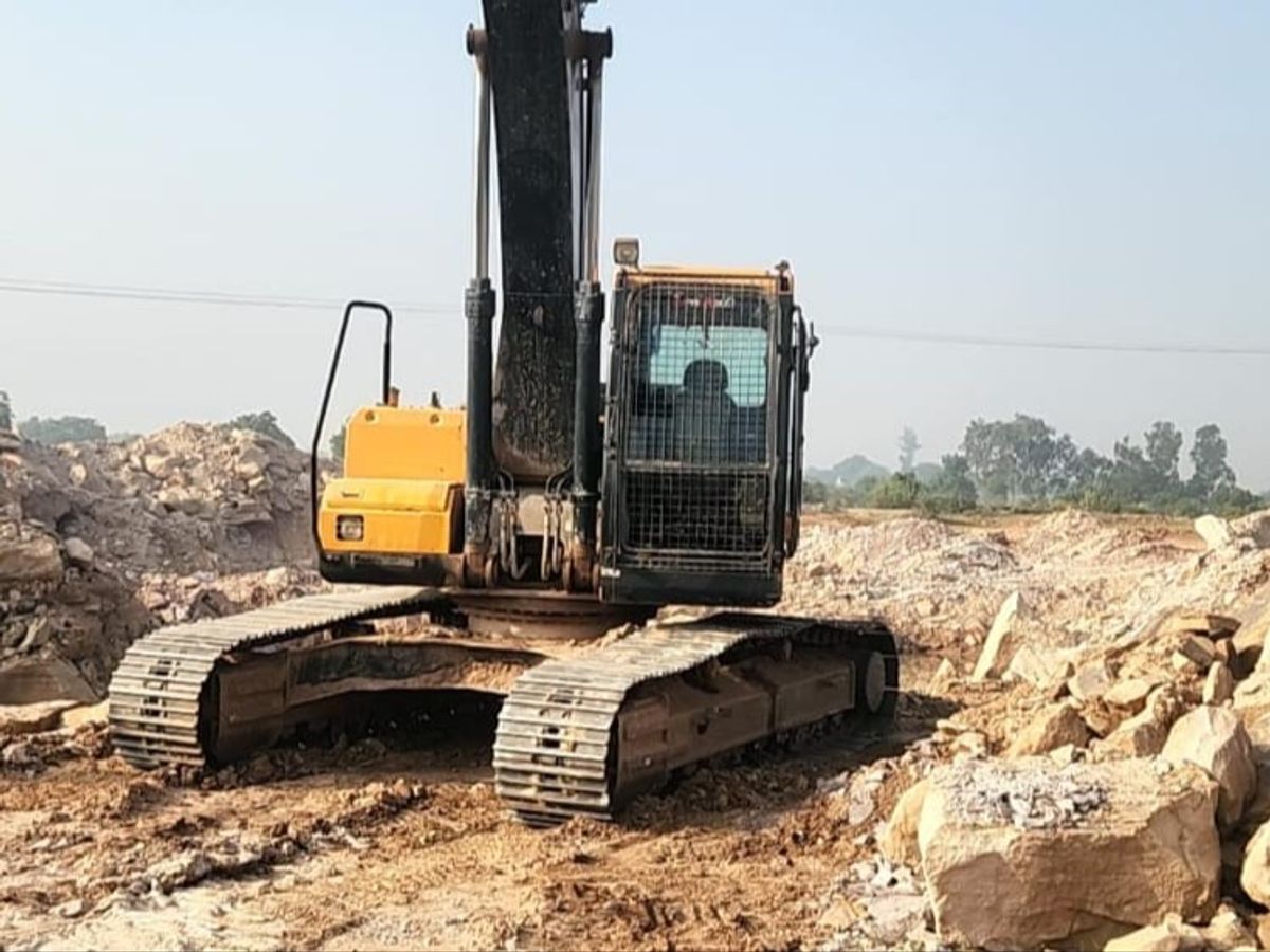 Major mineral theft scam in Jamnagar Two JCBs 7 tractors seized goods worth crores of rupees