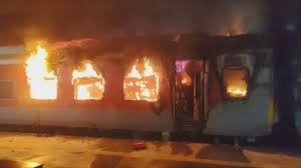 Massive fire breaks out in Tata Ernakulam Express in Andhra Pradesh one dead passengers in stampede