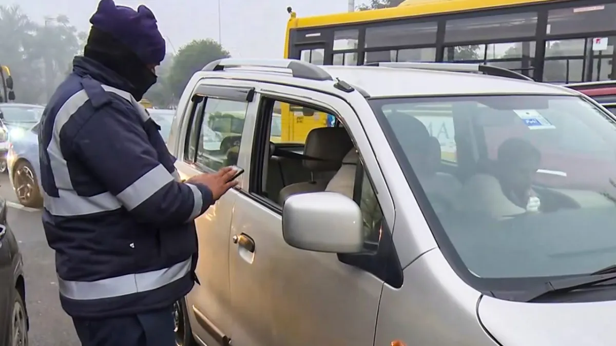 Strict restrictions in force in Delhi No petrol without PUC 50 work from home and ₹10 thousand assistance to laborers