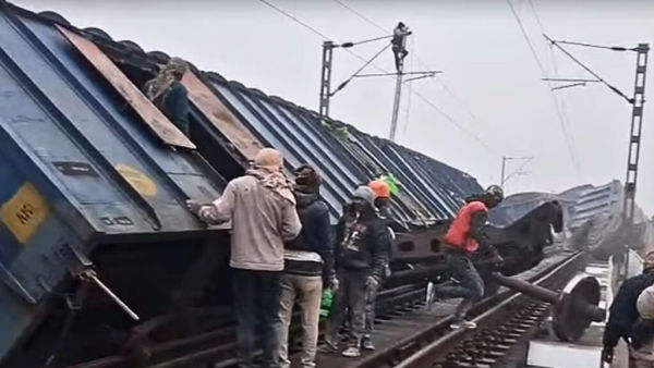 Train accident in Bihar Goods train coaches loaded with cement fall into river in Jamui rail traffic halted