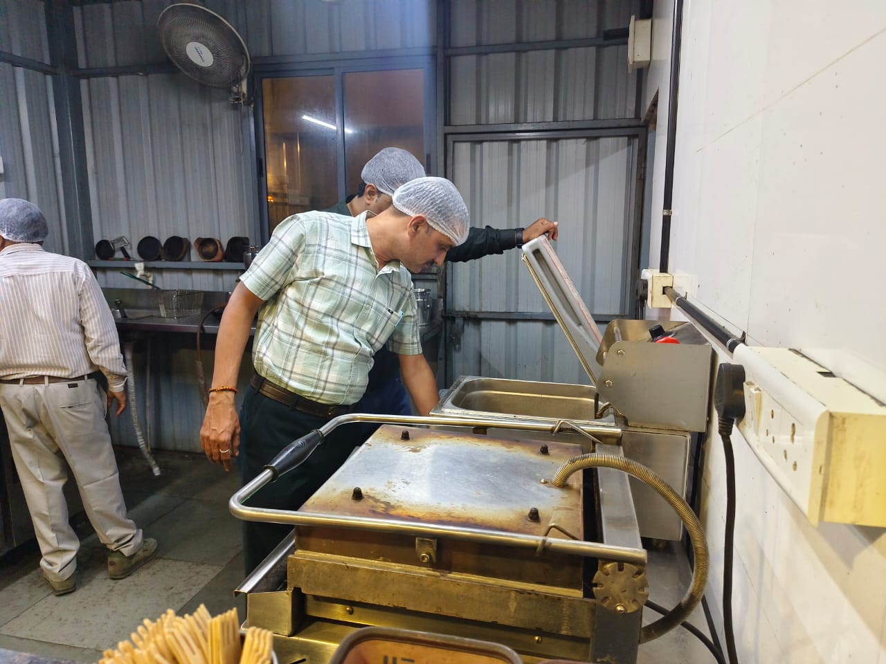 AMC કાર્યવાહી: ૪૨૪ લારીઓને નોટિસ, ૧૦૧૩ અખાદ્ય પદાર્થ જપ્ત, ફૂડ સેફ્ટી વધારવા કડક પગલાં AMC action Notices issued to 424 lorries 1013 non edible items seized strict steps taken to increase food safety