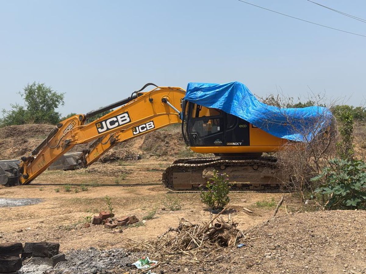Illegal mining in 800 900 meters in Sevalia Gandhinagar Mines and Minerals Department seized machines worth crores